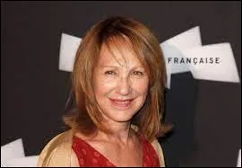Dans tout le quiz, on joue avec le nom de famille des stars !On joue avec son nom de famille ! Que fait Nathalie ?