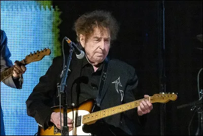 Quel artiste folk américain a composé le titre "Like a Rolling Stone" ?