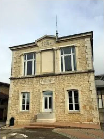 Commune de l'aire d'attraction Burgienne, Revonnas se situe en région ...