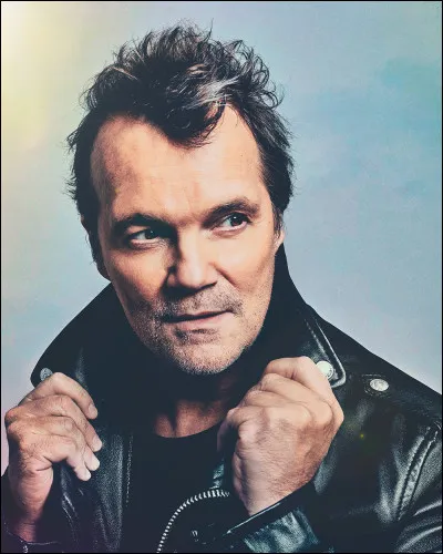 En 1990, Axel Bauer chantait "____ la lumière".