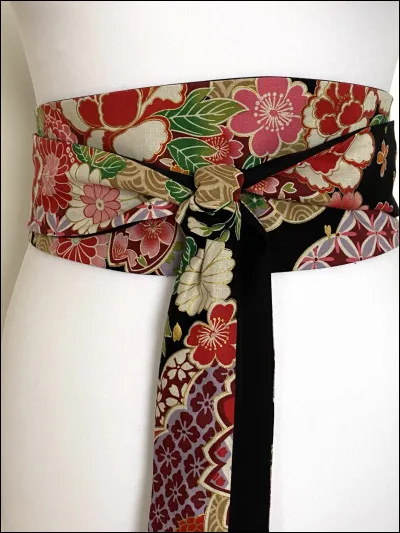 Quel est le nom de la large et longue ceinture en soie portée sur le kimono ?