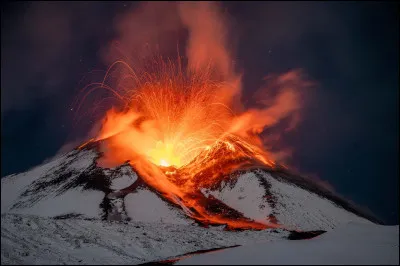 Quel est ce volcan en éruption actuellement en Italie ?