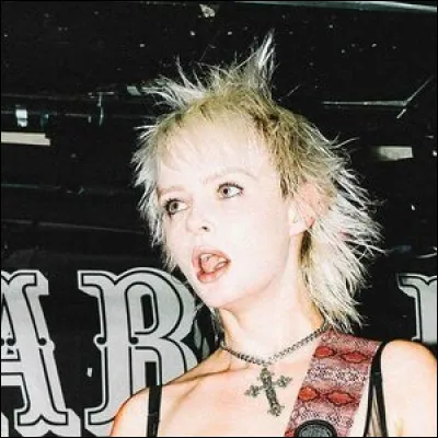 Pour quels groupes a-t-elle également joué de la basse en tant que musicienne de session ? (2 réponses)