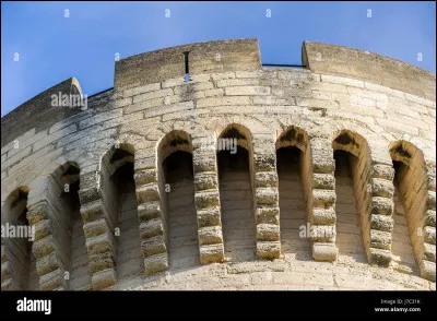 Quelle orthographe pour désigner cette construction de défense des châteaux forts ?