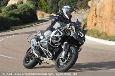 Km 76,4 : Saint-Étienne-de-Cuines. Avec une altitude variant de 425 m à 2 760 m, combien d'habitants résident dans ce bourg ?