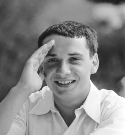 Finissons sur une note positive ! 1970 fut celle de lessor dun chanteur français aujourdhui bien connu. Cest en cette année quil sortit « Les Bals populaires », « Et mourir de plaisir » ou encore « Jhabite en France ». De qui sagit-il ?