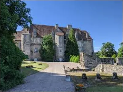 Je vous emmène en Nouvelle-Aquitaine à la découverte du château de Boussac. Village de l'arrondissement d'Aubusson, autrefois nommé Boussac-le-Château, il se situe dans le département ...