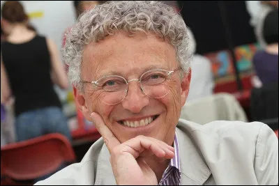 Combien de langues Nelson Monfort parle-t-il couramment (en dehors du français) ?