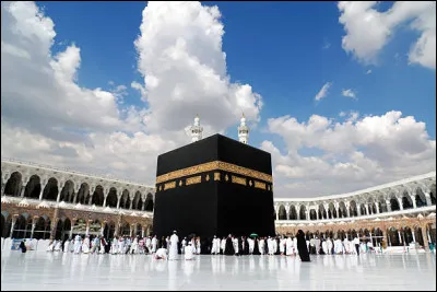Quel est le nom de cet édifice presque au centre de la cour de la grande mosquée de la Mecque ?
