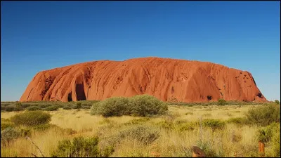 Quel nom les aborigènes donnent-ils à ce massif sacré, situé au centre de lAustralie ?