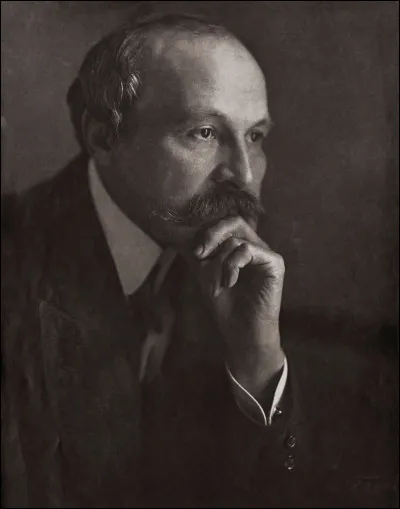 En juillet Maurice Leblanc fait paraitre un roman qui suit les aventures du « gentleman cambrioleur ». Quel est le nom de cet anti-héros ?