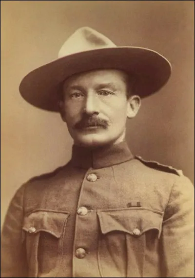 Le nom du colonel Robert Baden-Powell nest peut-être pas connu de tous mais le mouvement quil crée oui. Le principe est simple réunir des enfants et leur apprendre à sorienter dans les bois, abattre du bois, nouer des cordes, retrouver leur chemin dans le noir ou encore à allumer et éteindre un feu. De quoi est-il question ?