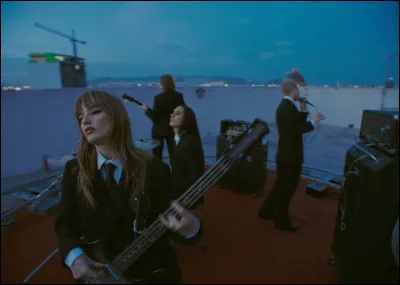 Qui chante "The Driver" ?