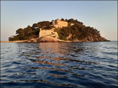 Dans quel pays est situ&eacute; le fort de Br&eacute;gan&ccedil;on ?