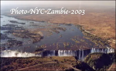 Quelles sont ces chutes surr&eacute;alistes du fleuve Zamb&egrave;ze qui constitue la fronti&egrave;re entre la Zambie et le Zimbabwe ?