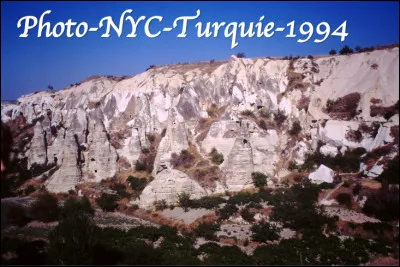 Quel est ce lieu surr&eacute;aliste d'Anatolie, une r&eacute;gion historique de Turquie, une g&eacute;omorphologie de plateaux, de pitons et de chemin&eacute;es en r&eacute;sidus volcaniques ?