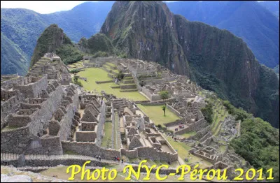 Quel est ce lieu embl&eacute;matique du P&eacute;rou, une merveille de l'architecture inca perch&eacute;e &agrave; 2 430 m&egrave;tres d'altitude, une des 7 merveilles du mode moderne ?
