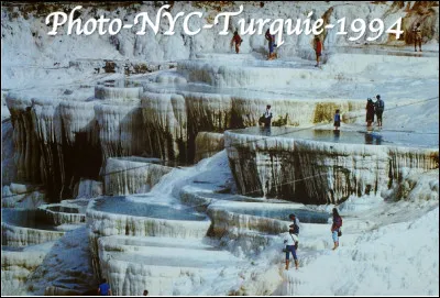 Quel est ce site de Turquie de la ville de Pamukkale, une merveille naturelle surr&eacute;aliste form&eacute;e par des sources chaudes riches en minerai formant une tufi&egrave;re ?