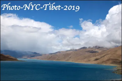 Quel est ce lieu surr&eacute;aliste, un lac sacr&eacute; du Tibet de 72 km de long ?