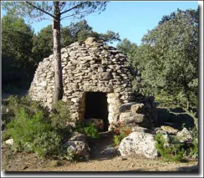 Après avoir dégusté un morceau de ''brie'', fromage à pâte molle, insérez une lettre pour entrer dans cette cabane en pierre sèche. Laquelle ?