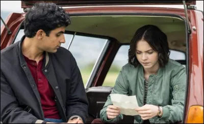 Nous voyons ici Pippa et Ravi. Dans quelle série Netflix enquêtent-ils sur la mort d'Andie Bell ?