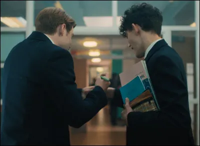 Que dessine Nick sur la main de Charlie ?