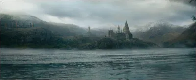 Sixième situation : le lac ! Il est temps de traverser le lac noir de Poudlard pour se rendre à l'école. Il fait nuit, et le trajet de train est fini. Que fais-tu ?