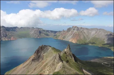 Le mont Paektu, point culminant de son pays, se situe dans un pays possédant une frontière avec la Russie. Dans quel pays peut-on le voir ?