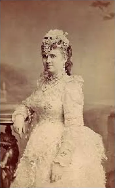 Courtisane, demi-mondaine et actrice, Marie-Ernestine Blanche d'Antigny inspira notamment Émile Zola. Quel personnage l'écrivain lui a-t-il attribué dans un de ses romans ?