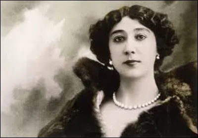 Caroline Otero est une grande courtisane, chanteuse et danseuse de cabaret. On compte parmi ses amants des aristocrates anglais et russes, des financiers et ministres français tels qu'Aristide Briant et deux rois : Édouard VII d'Angleterre et le roi des belges. Quel souverain était alors sur le trône de Belgique ?
