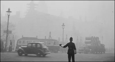 En 1952, un grand brouillard, appelé "smog", a envahi une ville britannique. En partie à cause de la pollution, ce sont aussi les conditions météorologiques de froid et de vent qui ont contribué à produire cela. Le brouillard a duré plusieurs jours et a fait plus de 10 000 victimes. Dans quelle ville ce phénomène a-t-il eu lieu ?