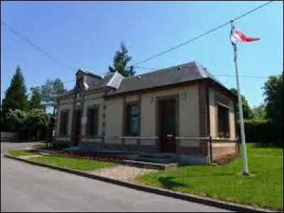 Je vous emmène maintenant en Normandie, à La Houssaye. Commune de l'aire d'attraction Ébroïcienne, elle se situe dans le département ...