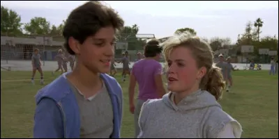 Si tu vois ta petit copine avec un autre garçon, que fais-tu ?