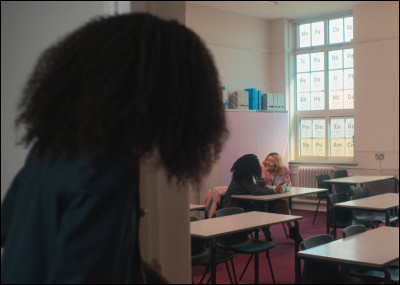 Que comprend Elle par la suite ?