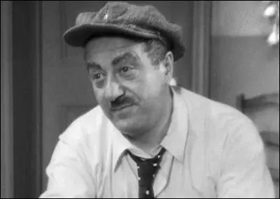 Qui est cet acteur incarnant ''César'' qui triche en disant ''Tu me fends le cur'' à voix haute pour indiquer à son compère qu'il faut jouer du cur à la belote ?