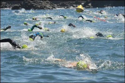 Quelle est la médaille remportée par Cassandre Beaugrand au triathlon ?