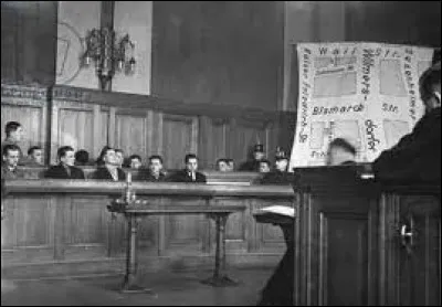 En Allemagne, la poussée de la vision nazie se poursuit. En mars, deux évènements marquent les prémices de lhorreur : la peine de mort est légalisée pour tout opposant à la doctrine hitlérienne et