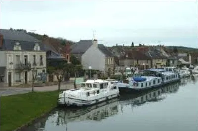 Je vous propose de faire une halte au port de plaisance, sur le canal latéral à la Loire, à Ménétréol-sous-Sancerre. Village Berrichon, il se situe en région ...