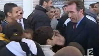 En 2002, quel homme politique a gifle un garçon en le suspectant de lui faire les poches, lors d'un déplacement à Strasbourg ?