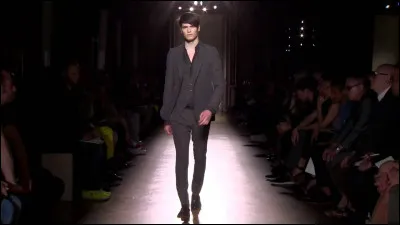 Tu vas au défilé et tu vois le mannequin le plus célèbre du moment. Comment réagis-tu ?