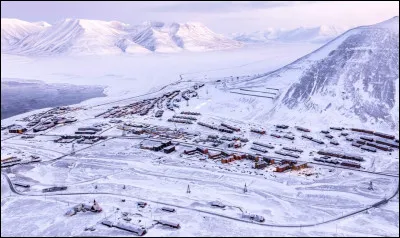 Longyearbyen, village nordique appartenant à la Norvège, est le village de plus de 1000 habitants le plus au nord du monde. "Longyearbyen" signifie "ville de la longue année". Sur quel archipel norvégien ce village se situe-t-il ?