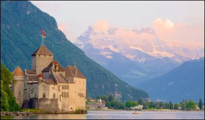 Montreux est une ville suisse francophone connue pour ses palais et le château de Chillon. À Montreux, sur les rives de quel lac franco-suisse sommes-nous ?