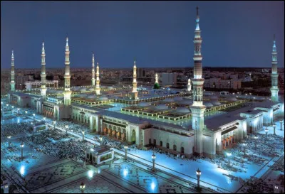 Cette gigantesque mosquée et ses impressionnantes tours constituent un des lieux les plus saints de l'islam. Son nom est Masjid al-Nabawi. Dans quelle ville d'Arabie saoudite se situe-t-elle ?