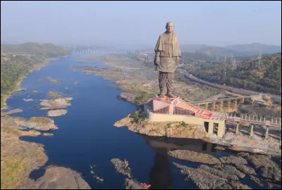 La statue de l'Unité est la plus grande statue du monde. Elle mesure 182 mètres et représente Vallabhbhai Patel. Dans quel pays se situe-t-elle ?
