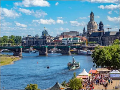 Dresde, ville allemande au style baroque, est connue pour son architecture grandiose, dont l'église Notre-Dame ou Frauenkirche. De quel Land allemand est-elle la capitale ?