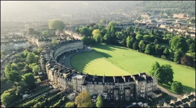 Cette ville britannique du sud-ouest de l'Angleterre est connue pour son architecture originale. Elle porte également le nom de ce qu'elle abrite. On peut y voir beaucoup de vestiges de l'époque romaine. Quel est son nom ?