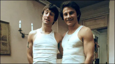 Cette scène est tirée du film culte ''Mean Streets''. Comment s'appellent les deux personnages interprétés par Harvey Keitel et Robert De Niro ?