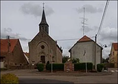 Village d'Alsace bossue, dans l'arrondissement de Saverne, Mackwiller se situe dans le département ...