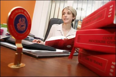 Quel est le nom des huissiers de justice depuis 2022 ?