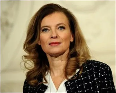 Quel est le titre du livre de Valérie Trierweiler où elle raconte les neuf années de sa relation avec François Hollande ?
